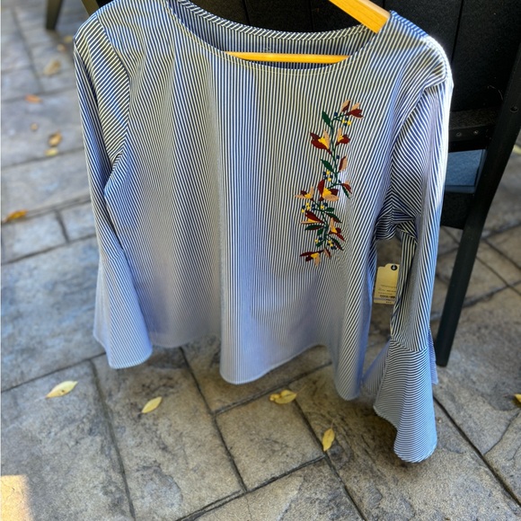 ✨Host pick ✨Ladies Blue & White Stripe Floral Embroidered Bell Sleeve To… - Picture 5 of 16